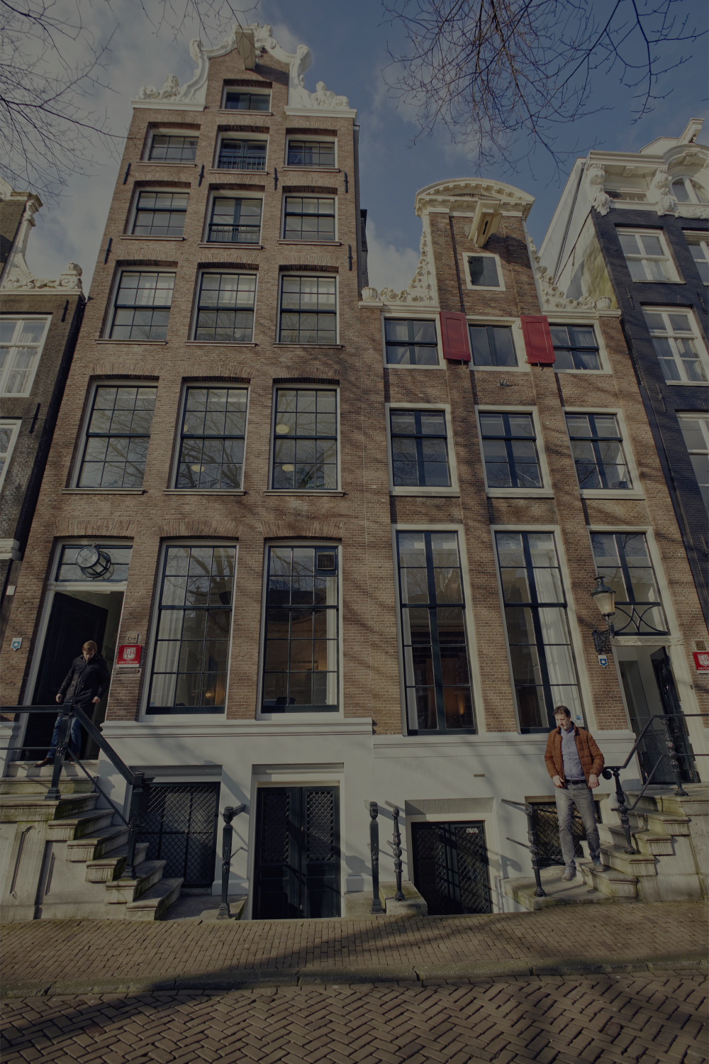 EBC Amsterdam kantoorpand aan de gracht: klassieke bakstenen gevels met grote raampartijen en karakteristieke witte details in Amsterdam.